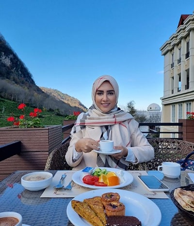 لیلا وکیلی از معروف‌ترین فود بلاگرهای ایرانی بر سر میزی در طبیعت لاهیجان