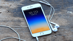 چگونه با ایفون رادیو گوش کنیم؟ – ۶ اپلیکیشن برای شنیدن رادیو در iPhone